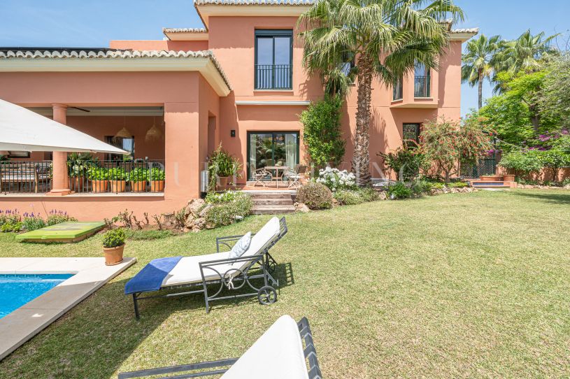 Impresionante Villa cerca del pueblo y del mar en Altos de Puente Romano, Milla de Oro de Marbella