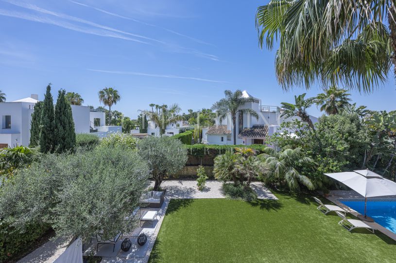 Superbe Villa proche de la ville et de la mer à Altos de Puente Romano, Marbella Golden Mile