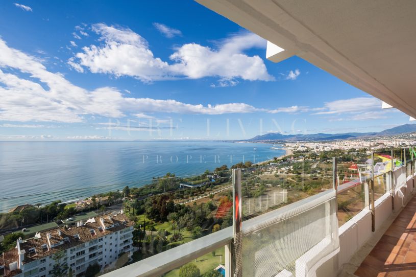 A penthouse where the sea view is the limit in Torre Real, Marbella East