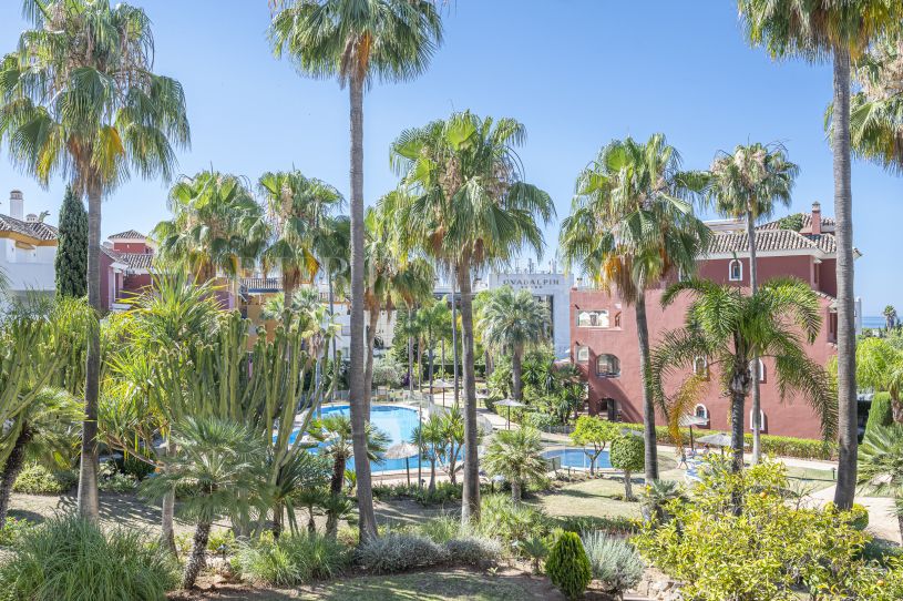 Contemporary style apartment with sea views in Marbella Golden Mile