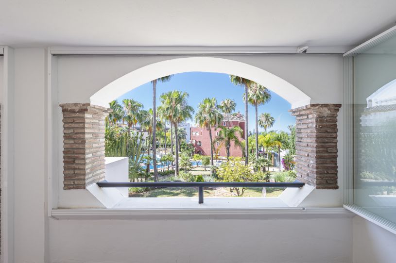 Contemporary style apartment with sea views in Marbella Golden Mile