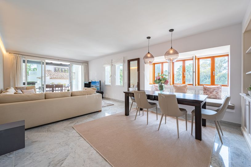 Espléndido ático dúplex de cuatro dormitorios recién reformado en Puente Romano