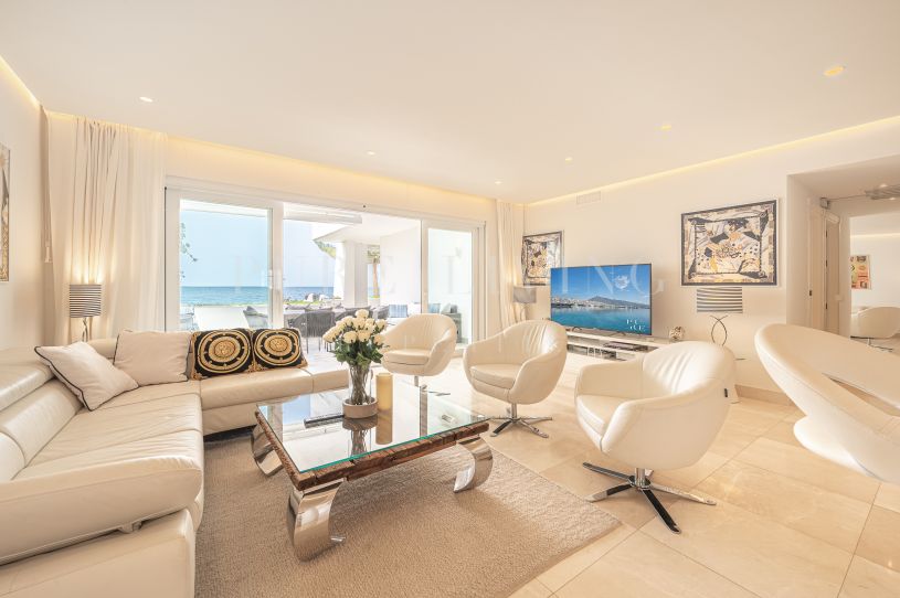 Excepcional apartamento en primera línea de playa en Marina de Puente Romano