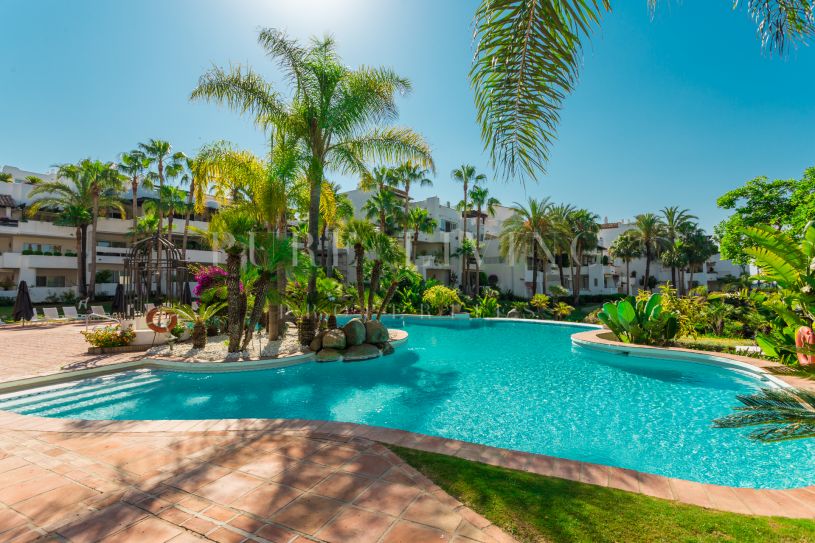 Excepcional apartamento en primera línea de playa en Marina de Puente Romano