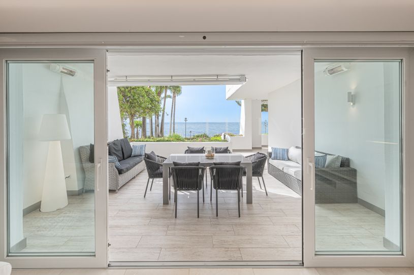 Excepcional apartamento en primera línea de playa en Marina de Puente Romano