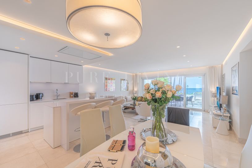 Excepcional apartamento en primera línea de playa en Marina de Puente Romano