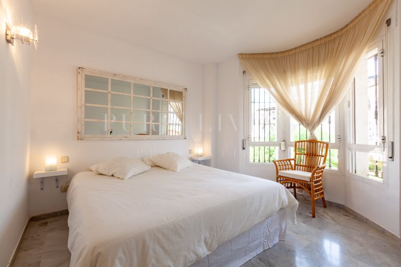 Nicely furnished first floor apartment in Los Naranjos, Marbella.