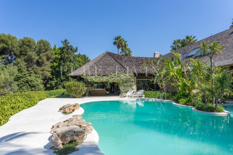 Elegante y estilizada Villa en Río Real Golf, Marbella