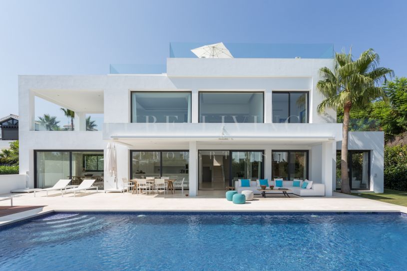 Villa de style moderne avec vue spectaculaire à Altos de Puente Romano