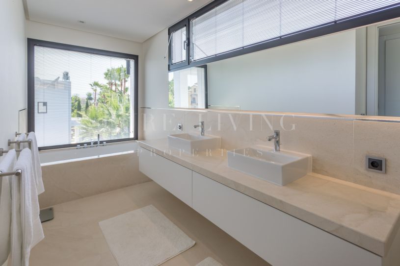 Villa de style moderne avec vue spectaculaire à Altos de Puente Romano