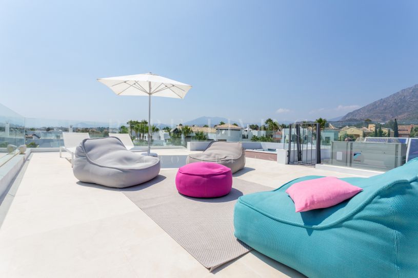 Villa de style moderne avec vue spectaculaire à Altos de Puente Romano