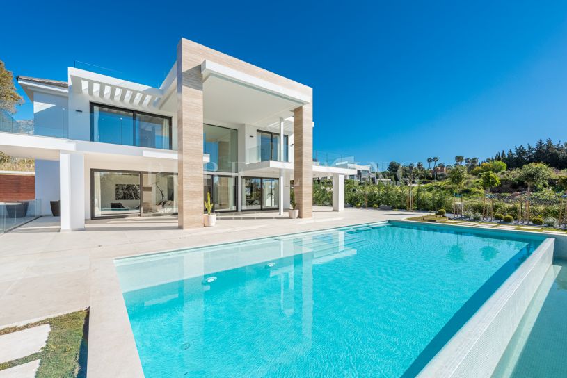 Villa de lujo contemporánea moderna a la venta recién construida con 5 dormitorios en Altos de Puente Romano.