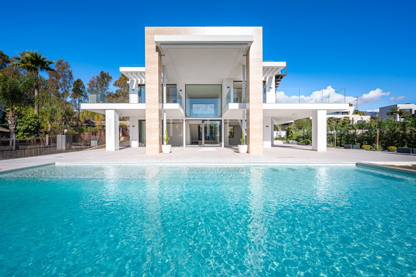 Villa moderne contemporaine de luxe à vendre nouvellement construite avec 5 chambres à Altos de Puente Romano.