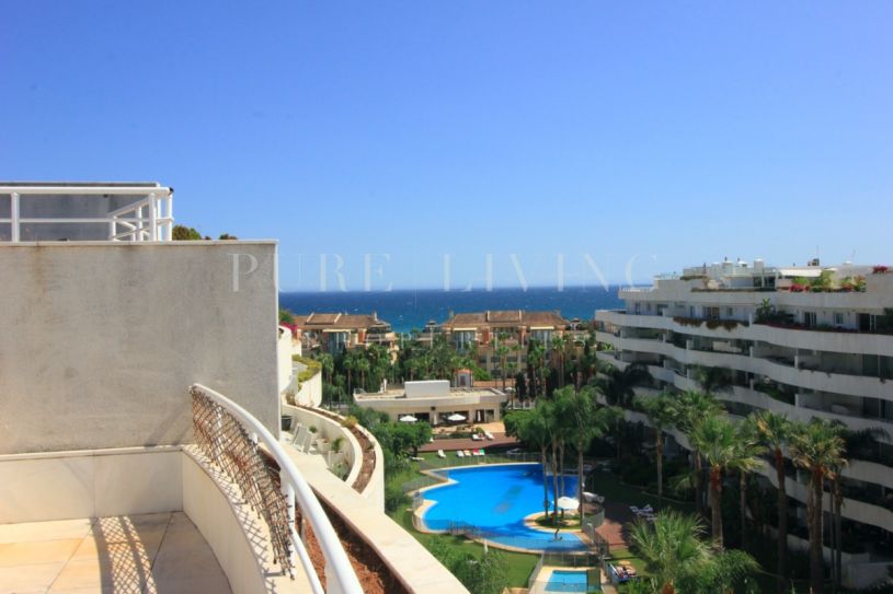 Perfect penthouse with private pool and sea views in Puerto Banus