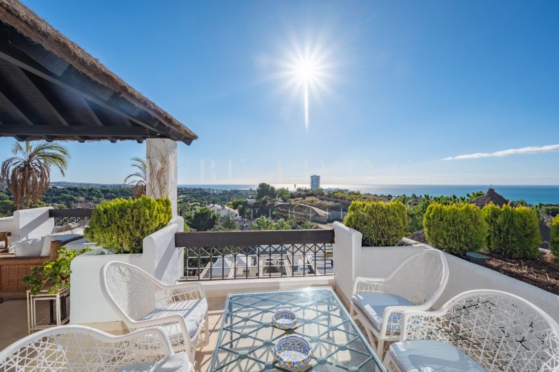 Magnifique penthouse de trois chambres avec vue imprenable sur la mer à Marbella Est