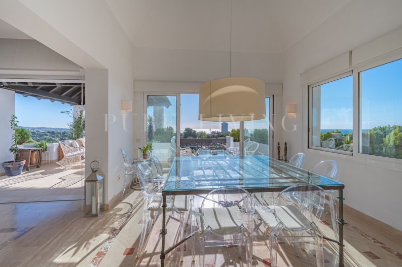 Magnifique penthouse de trois chambres avec vue imprenable sur la mer à Marbella Est