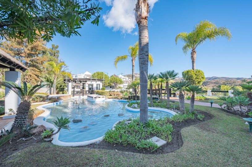 Magnifique penthouse de trois chambres avec vue imprenable sur la mer à Marbella Est