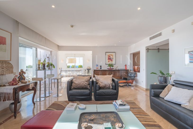 Magnifique penthouse de trois chambres avec vue imprenable sur la mer à Marbella Est
