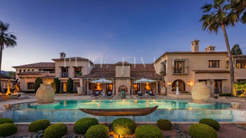 Superbe villa en première ligne à vendre à Los Monteros, Marbella