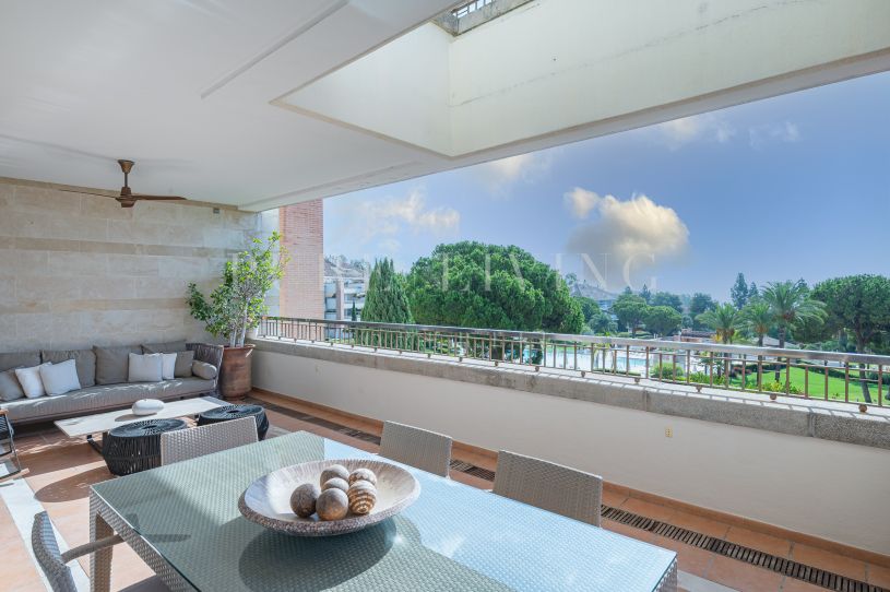Ruim drieslaapkamer appartement met zeezicht in la Trinidad, Marbella