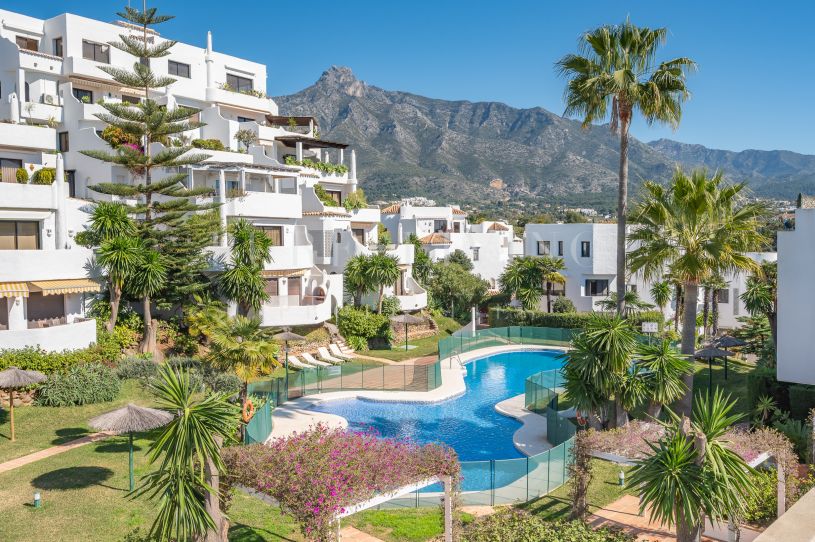 Luminous triplex townhouse with sea views in Marbella Golden Mile