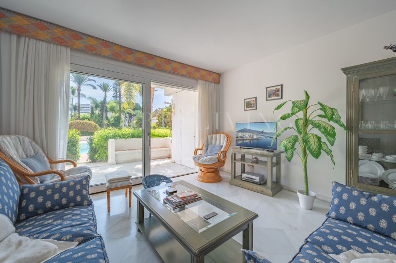 Viviendas y casas en primera línea de playa en venta en Alhambra del