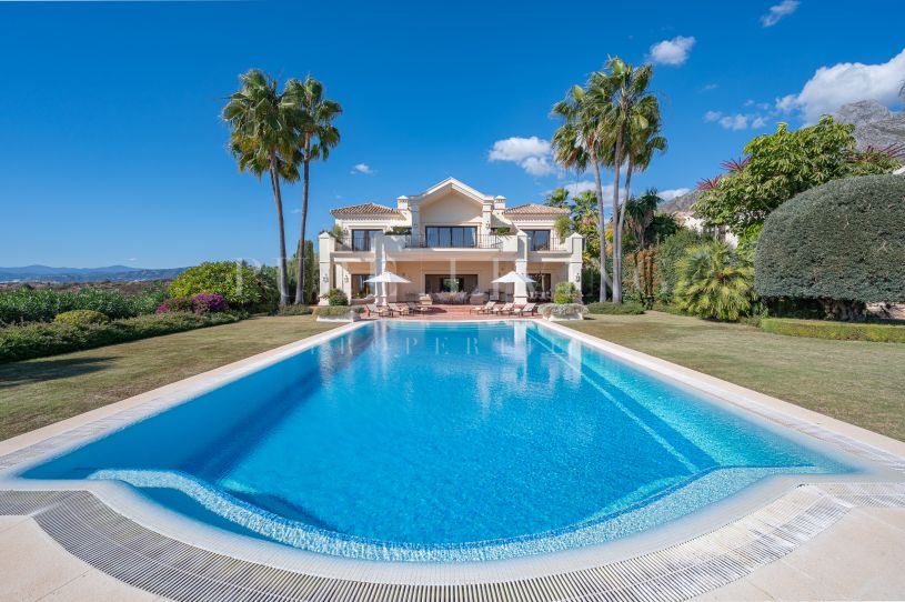 Magistrale neoklassieke Villa met zeezicht in Marbella Hill Club