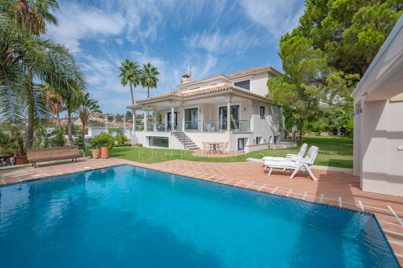Villa familiale de style classique avec vue sur les montagnes à Nueva Andalucia