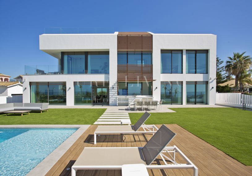 Villa contemporánea en primera línea de playa con vistas al mar en El Saladillo, Estepona