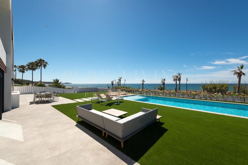 Eigentijdse Villa aan het strand met uitzicht op zee in El Saladillo, Estepona