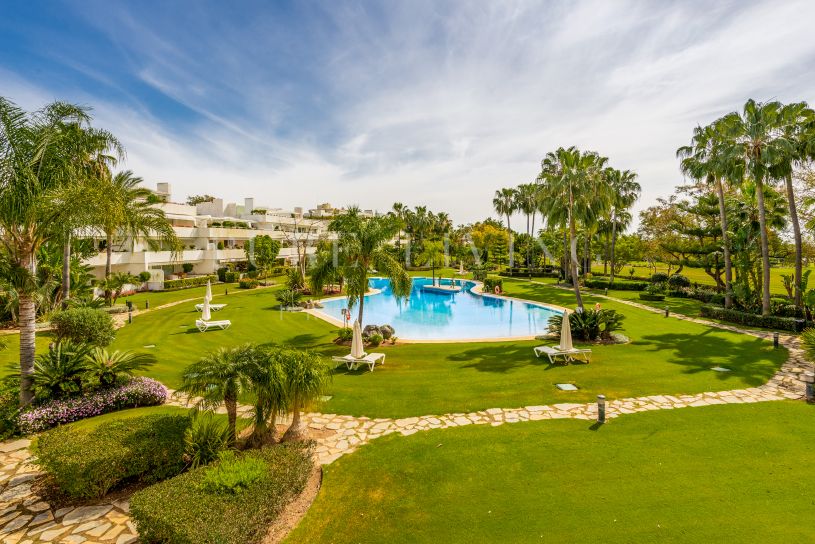 Immaculate two bedroom apartment frontline to Las Brisas Golf, Nueva Andalucia