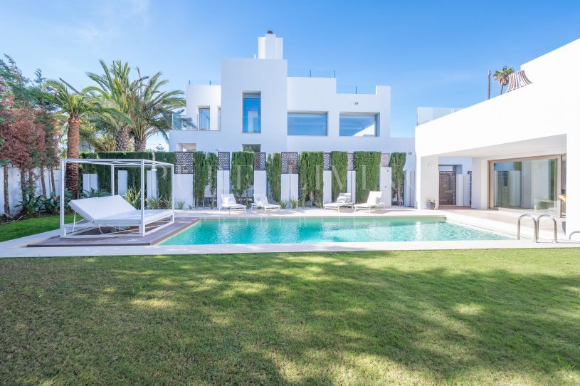 Nouvelle villa de plage contemporaine en deuxième ligne sur le Golden Mile de Marbella