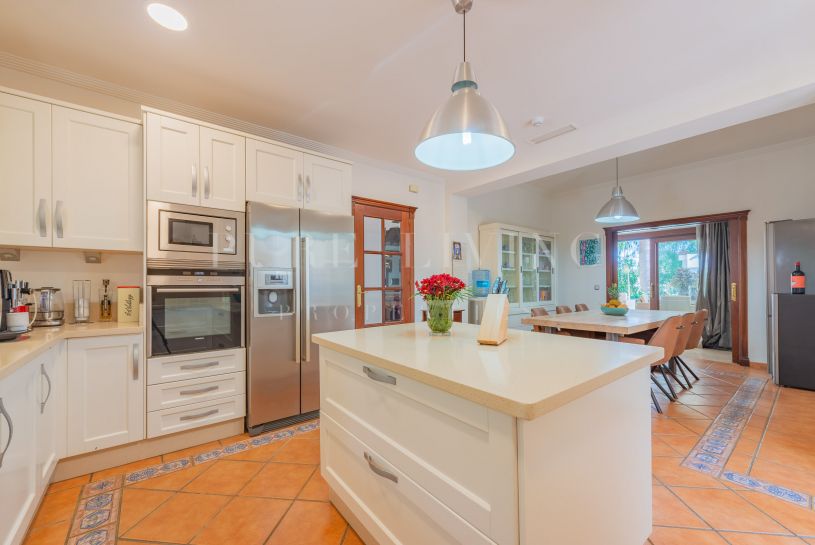 Villa te koop in Las Brisas, Nueva Andalucia