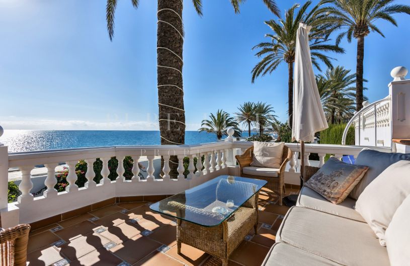 Eerstelijns strandhuis met prachtig zeezicht in Oasis Club, Marbella