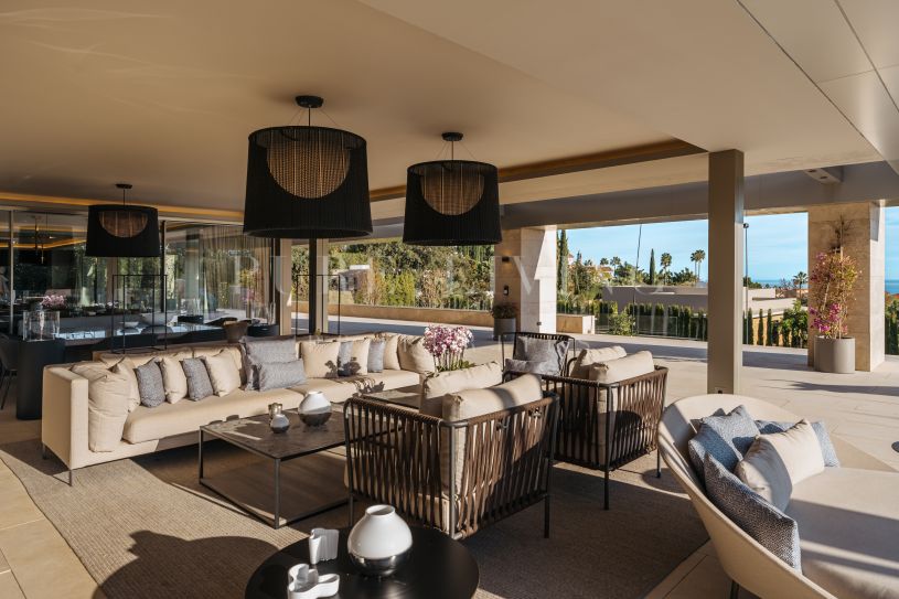 Villa met panoramisch uitzicht op de bergen en de zee te koop aan de Golden Mile van Marbella.