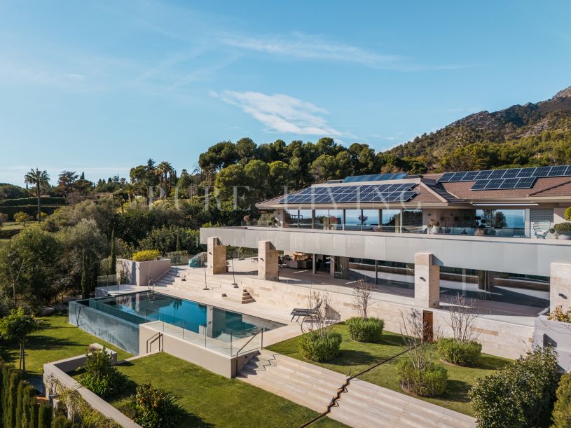 Villa met panoramisch uitzicht op de bergen en de zee te koop aan de Golden Mile van Marbella.