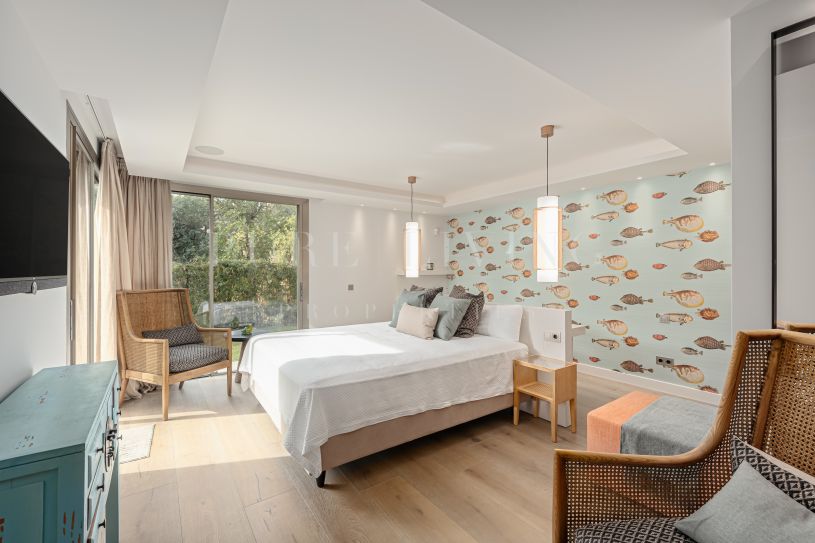 Villa met panoramisch uitzicht op de bergen en de zee te koop aan de Golden Mile van Marbella.