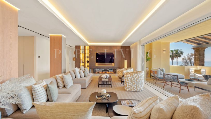 Superbe penthouse rénové en duplex avec vue imprenable sur la mer.