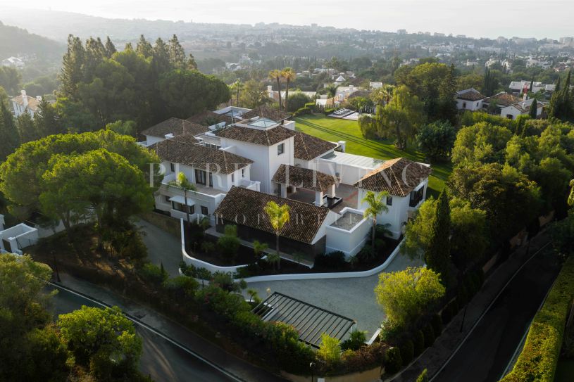 Villa de cinq chambres située dans l'enclave résidentielle de Cascada De Camojan.