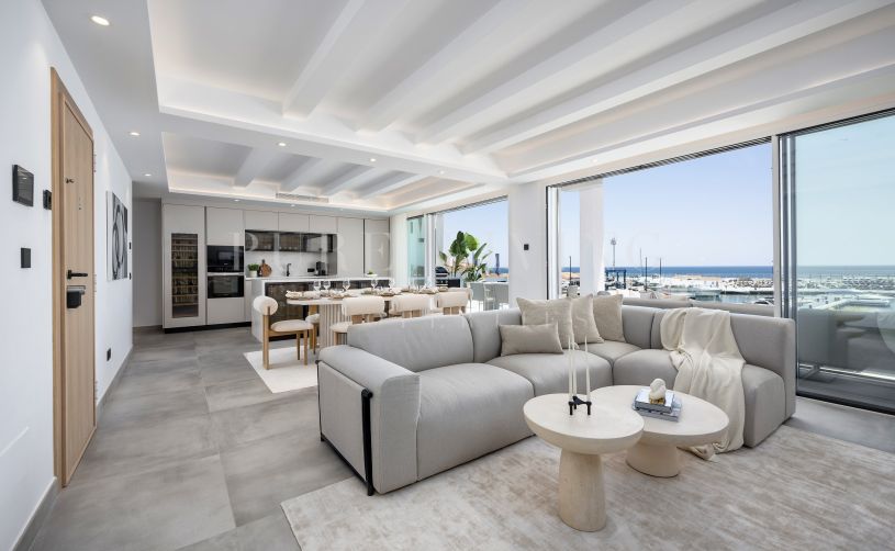 Spectaculaire penthouse en duplex de quatre chambres avec vue imprenable sur Marina Puerto Banus
