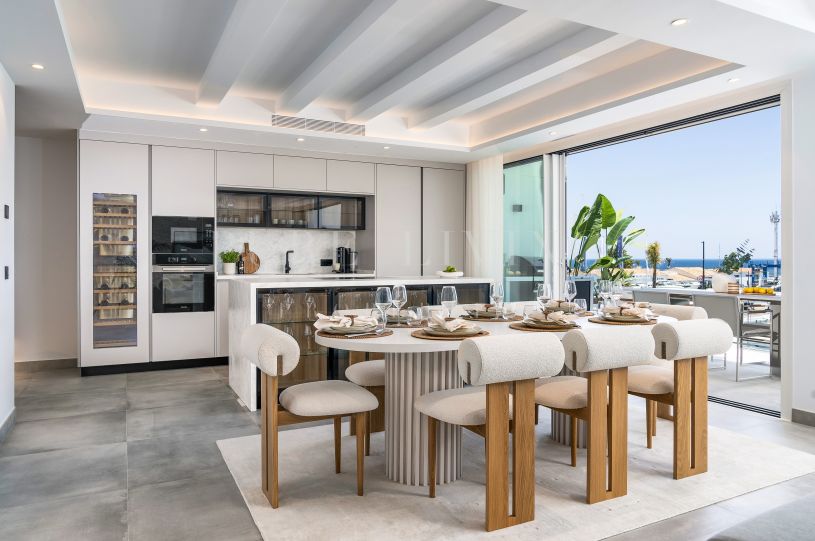 Spectaculaire penthouse en duplex de quatre chambres avec vue imprenable sur Marina Puerto Banus