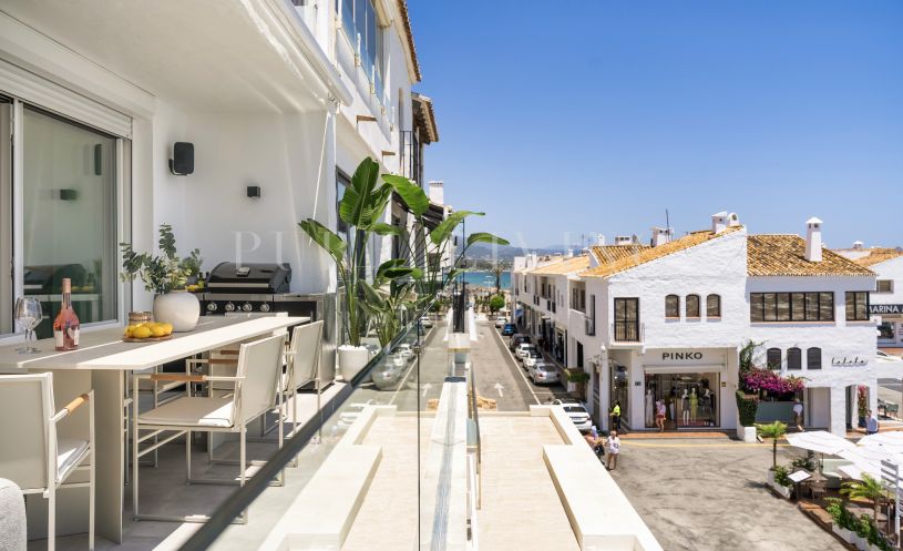 Spectaculaire penthouse en duplex de quatre chambres avec vue imprenable sur Marina Puerto Banus
