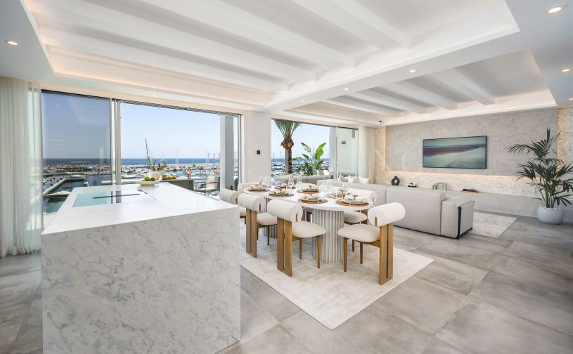 Spectaculaire penthouse en duplex de quatre chambres avec vue imprenable sur Marina Puerto Banus