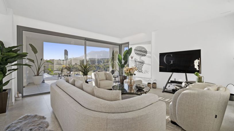 Villa contemporaine de quatre chambres avec une vue impressionnante sur la mer, située dans le prestigieux golf de Santa Clara.