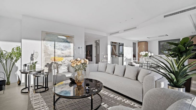 Villa contemporaine de quatre chambres avec une vue impressionnante sur la mer, située dans le prestigieux golf de Santa Clara.