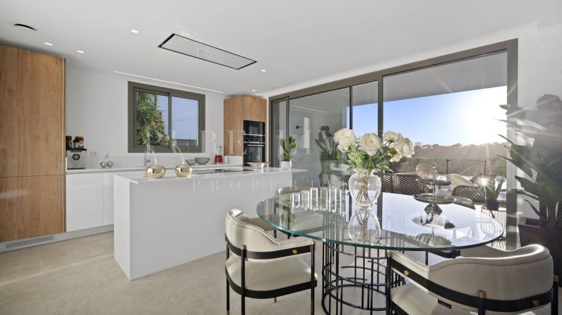 Villa contemporaine de quatre chambres avec une vue impressionnante sur la mer, située dans le prestigieux golf de Santa Clara.