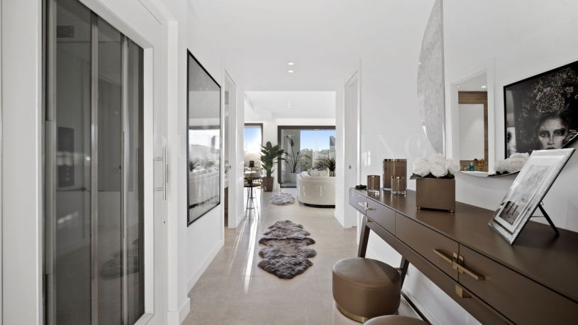 Villa contemporaine de quatre chambres avec une vue impressionnante sur la mer, située dans le prestigieux golf de Santa Clara.