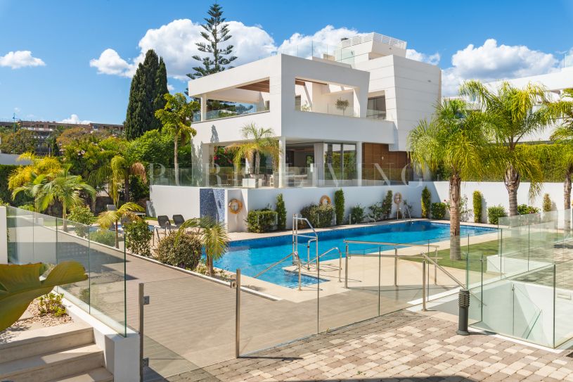 Stunning five bedroom villa with fabulous views in a gated community