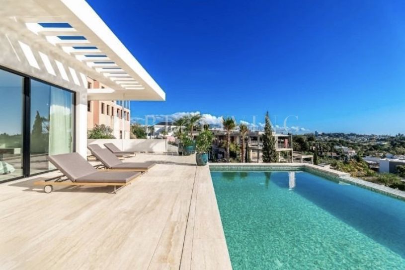Schitterende 6-slaapkamer villa met het meest indrukwekkende panoramische uitzicht op zee, gelegen in de prestigieuze wijk Los Flamingos, Benahavís