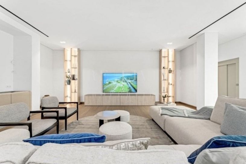 Schitterende 6-slaapkamer villa met het meest indrukwekkende panoramische uitzicht op zee, gelegen in de prestigieuze wijk Los Flamingos, Benahavís